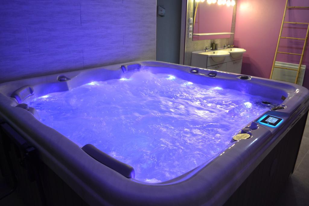 Monteaux Au Coeur Du Bien-Etre, Gite Avec Piscine Chauffee Et Couverte, Spa, Sauna, Massages מראה חיצוני תמונה